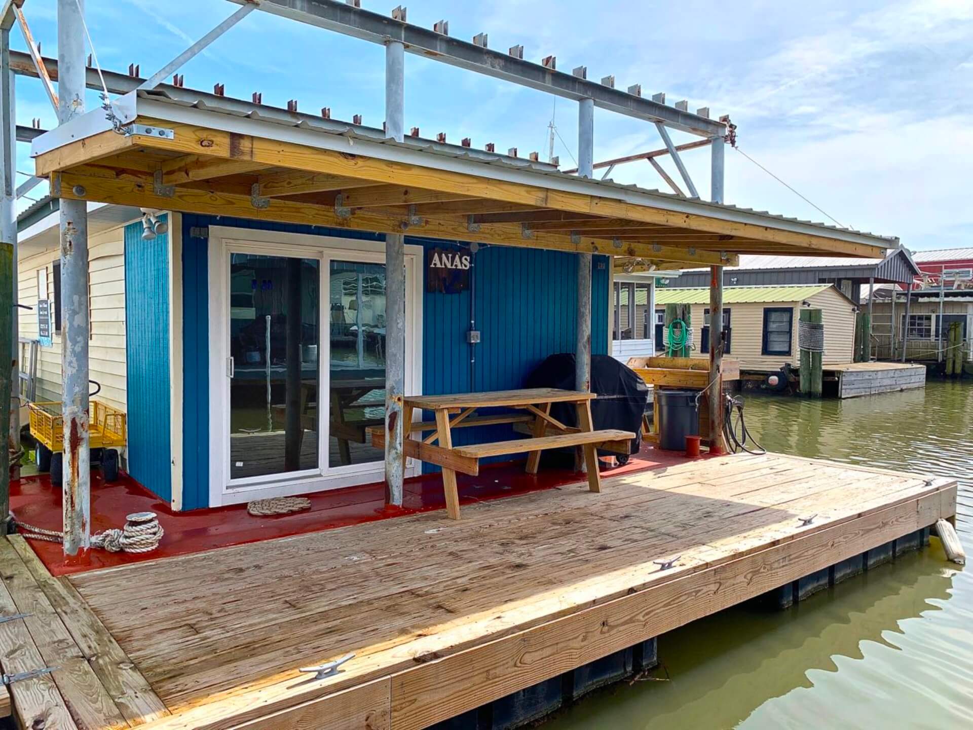 Houseboat lodging for charter fishing in Venice, Louisiana